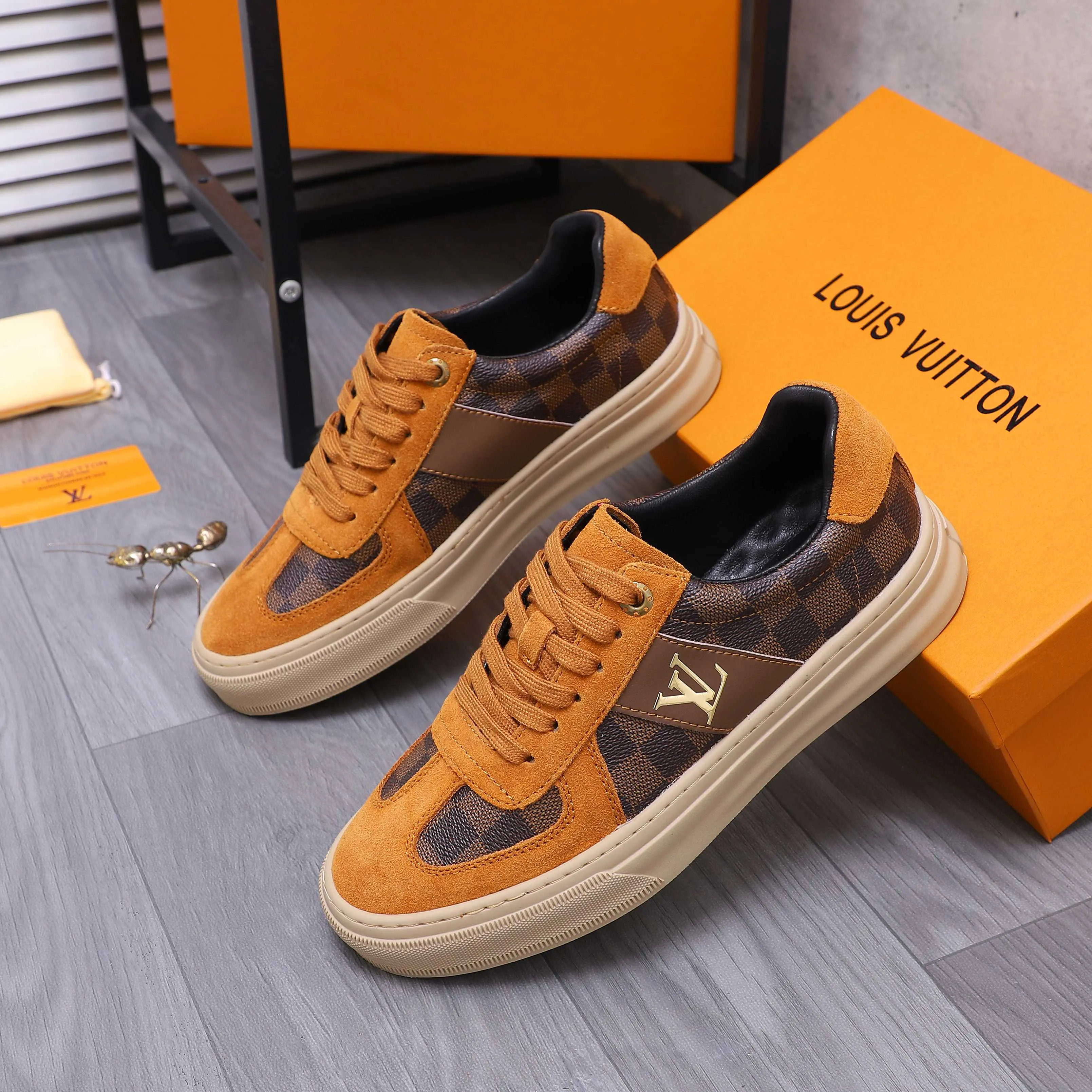 Men's shoes 💰p400 Product trademark: LV "Louis Vuitton" casual lace-up men's shoes Regular size: 38-44 Product materials: Selected matte cowhide stitching plaid cowhide upper, sheepskin lining, rubber outsole